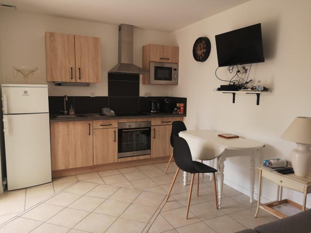 2 Pieces Avec Terrasse Proche Et Commerces Ferienhaus Ouistreham
